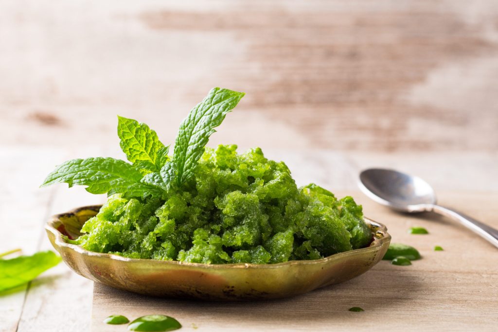Gurken-Sauerklee-Granita mit Tomaten-Pflücksalat